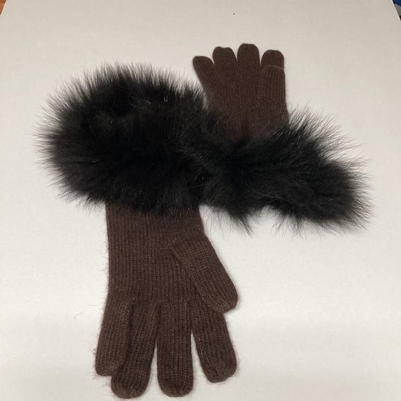 A Pair of Chocolate Winter Gloves - Picture 5 of 10